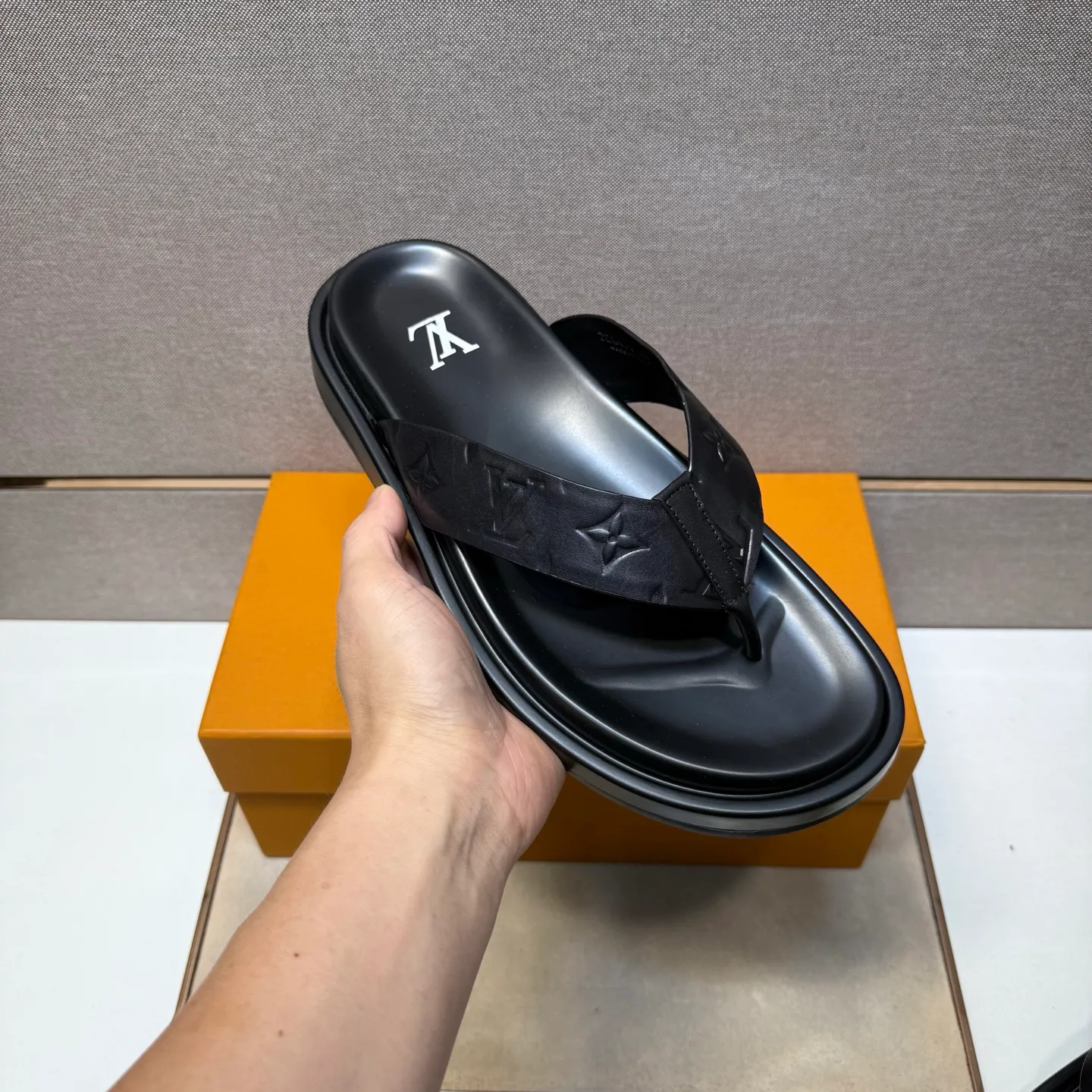 ⬛️Men's shoes 💰p400 [LV～] Men's casual slippers 2025z cabinet sales simultaneously 🔶Size: 39-44#️⃣ 🔷4 colors🔜The upper is made of cowhide stitching➕Genuine leather lining, comfortable and breathable, sole: original comfortable and wear-resistant outsole, ⚠️Real 📱Photographed🎬The real thing is better📢📢📢
